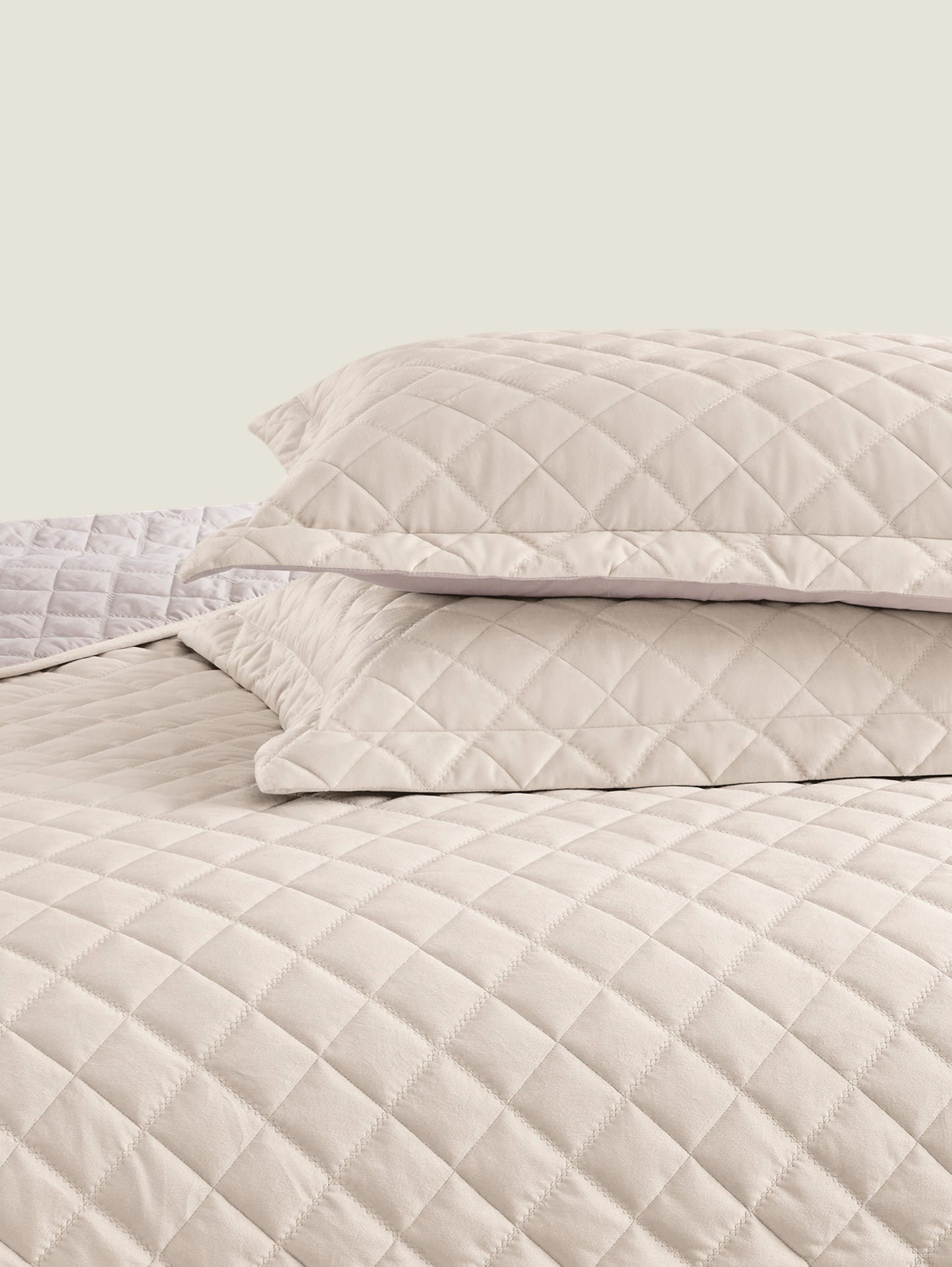 Lindsey 3-Piece Quilted Velvet Bedspread Set – Soft, Breathable & Lightweight