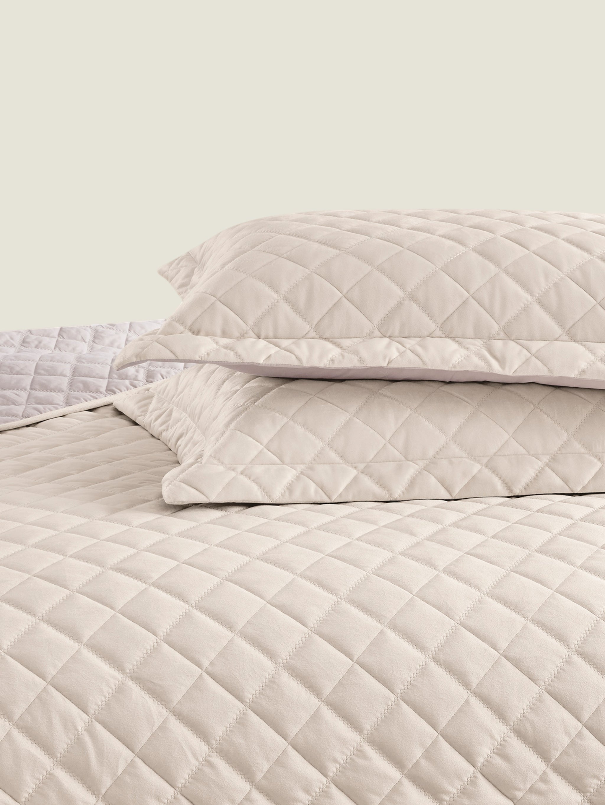 Lindsey 3-Piece Quilted Velvet Bedspread Set – Soft, Breathable & Lightweight