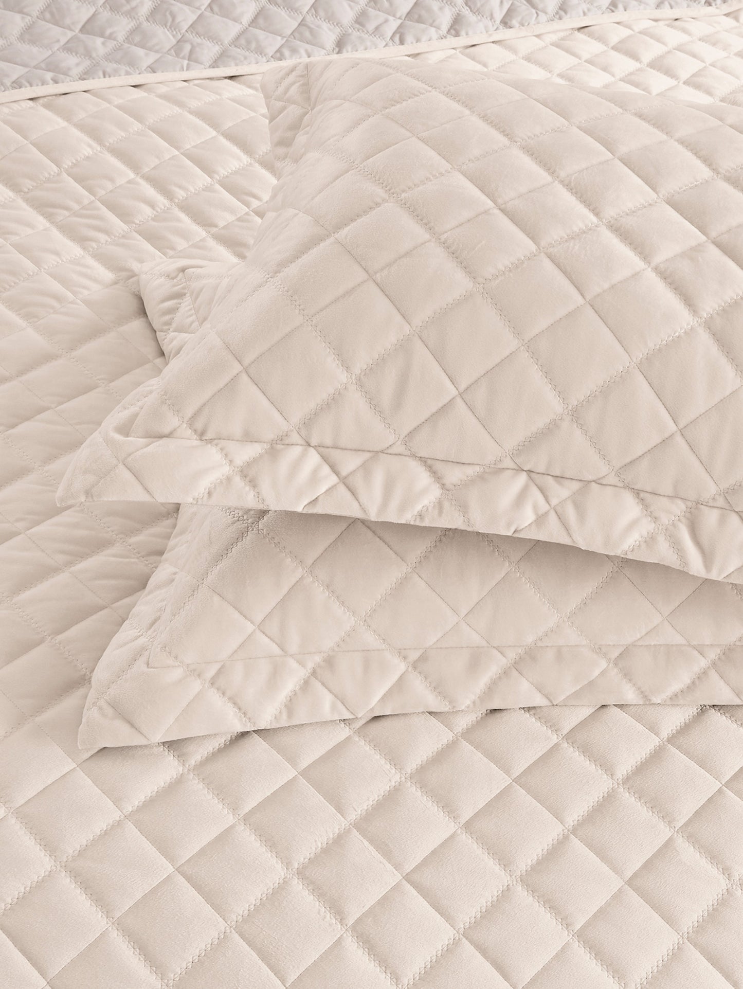 Lindsey 3-Piece Quilted Velvet Bedspread Set – Soft, Breathable & Lightweight