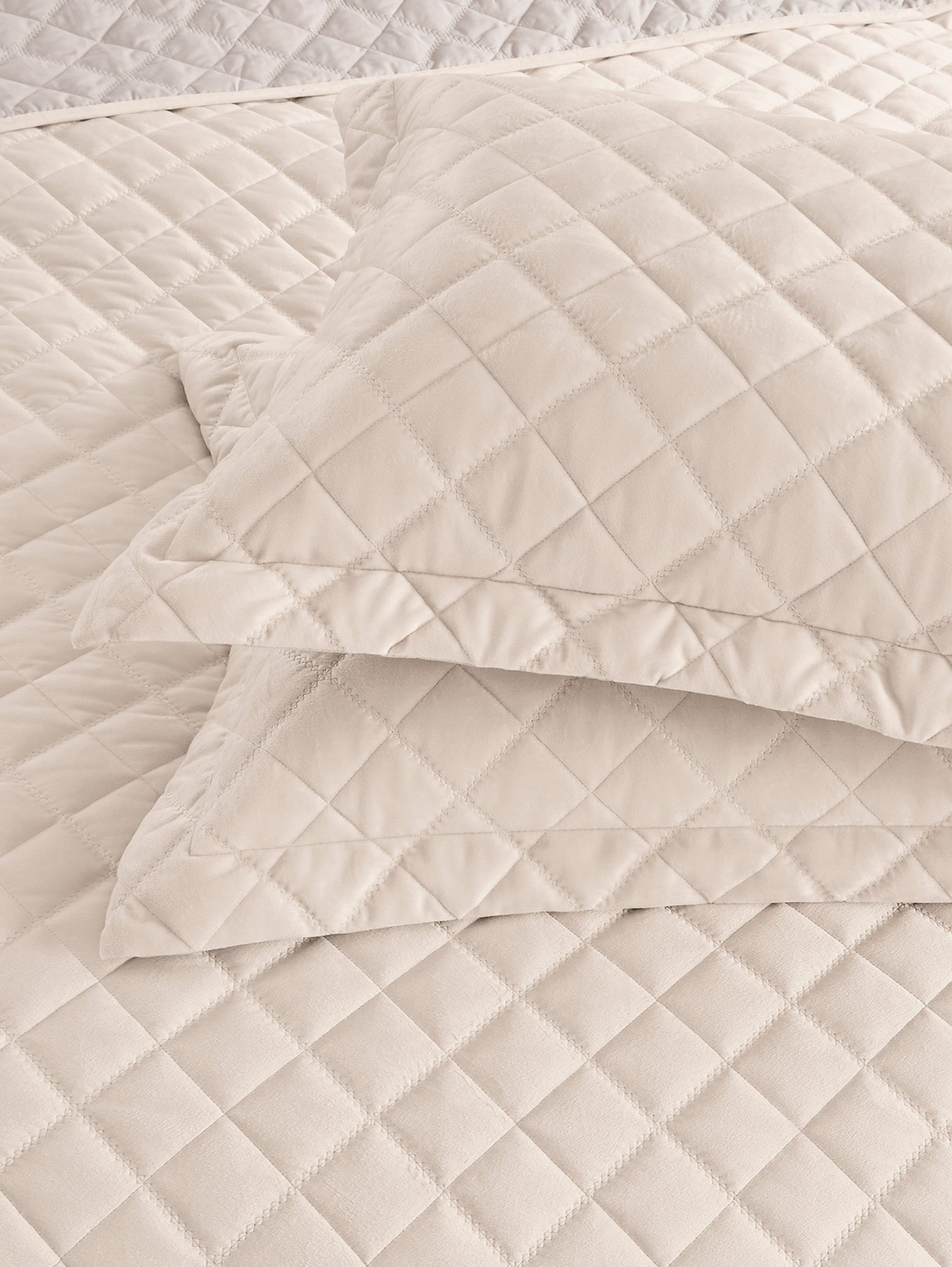 Lindsey 3-Piece Quilted Velvet Bedspread Set – Soft, Breathable & Lightweight