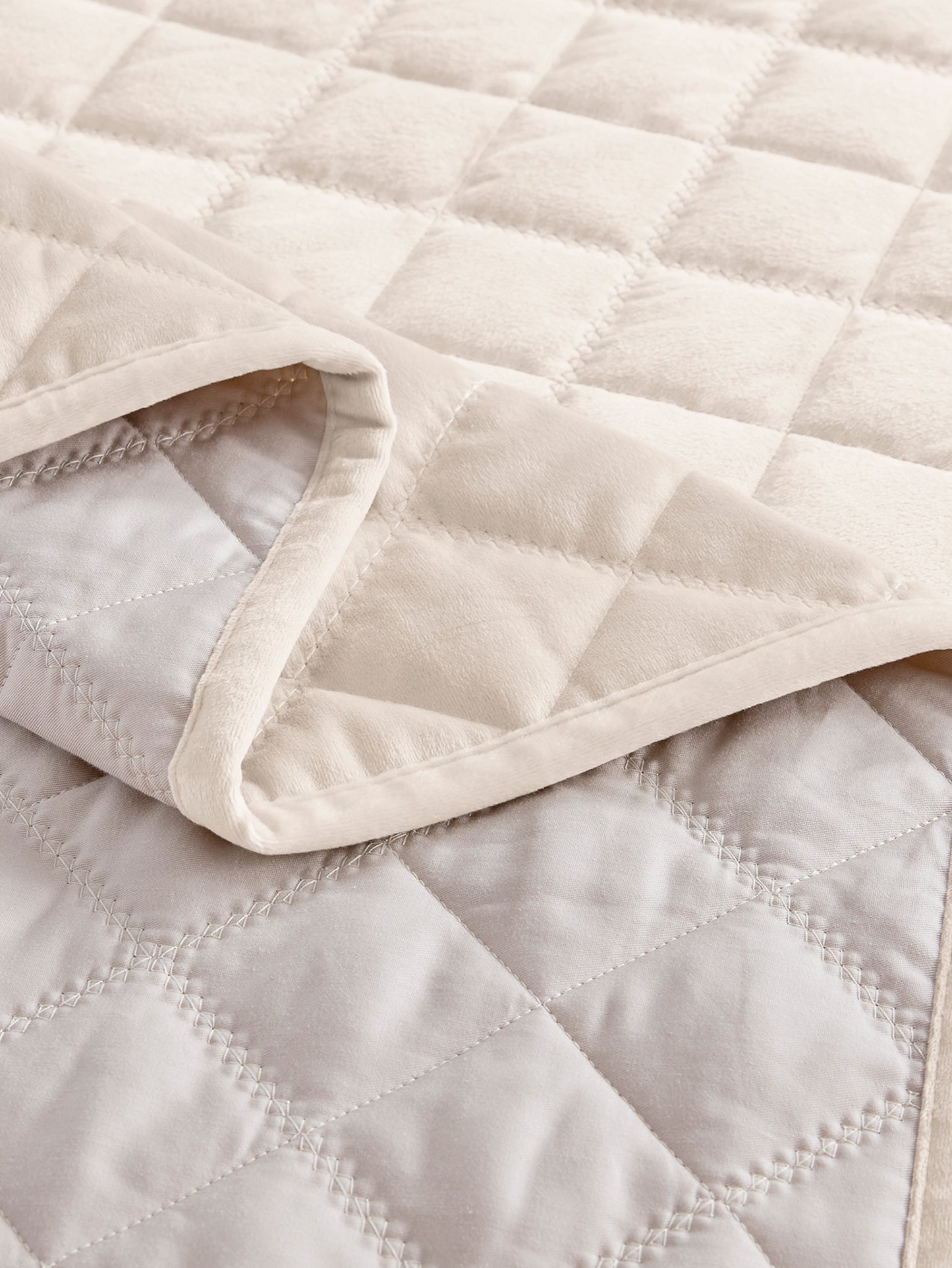 Lindsey 3-Piece Quilted Velvet Bedspread Set – Soft, Breathable & Lightweight