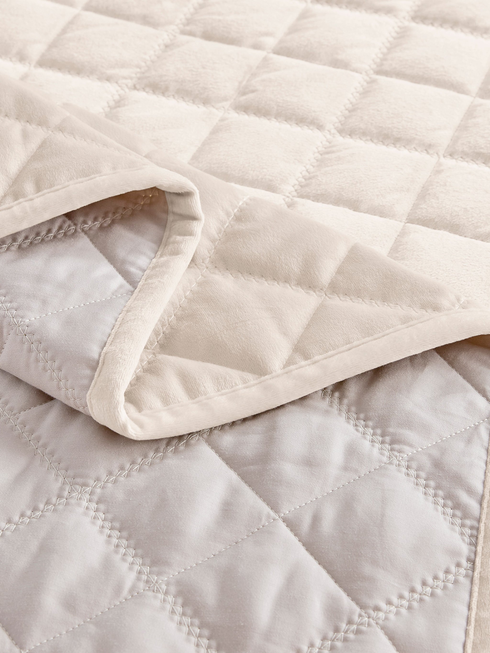 Lindsey 3-Piece Quilted Velvet Bedspread Set – Soft, Breathable & Lightweight
