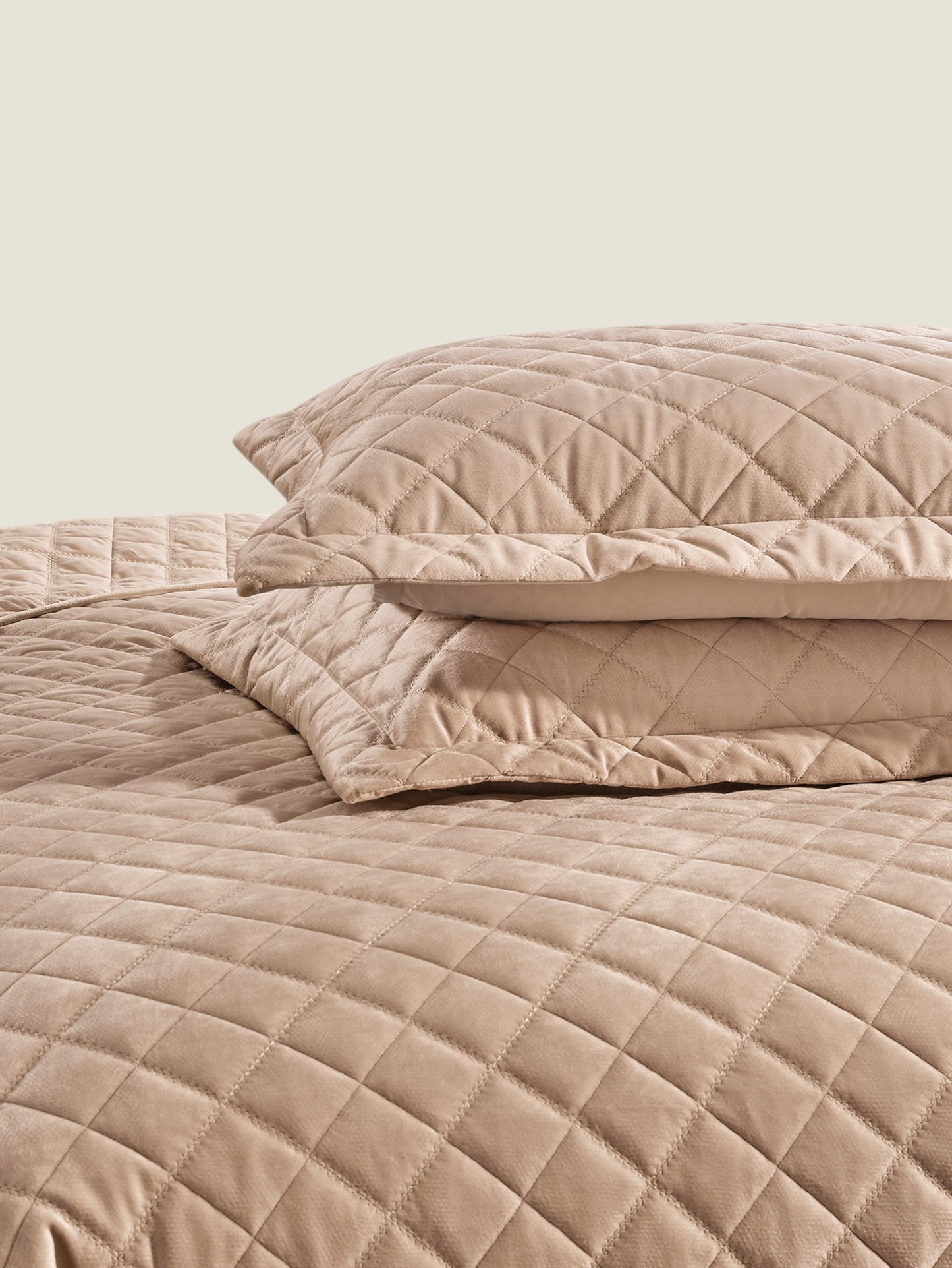Lindsey 3-Piece Quilted Velvet Bedspread Set – Soft, Breathable & Lightweight
