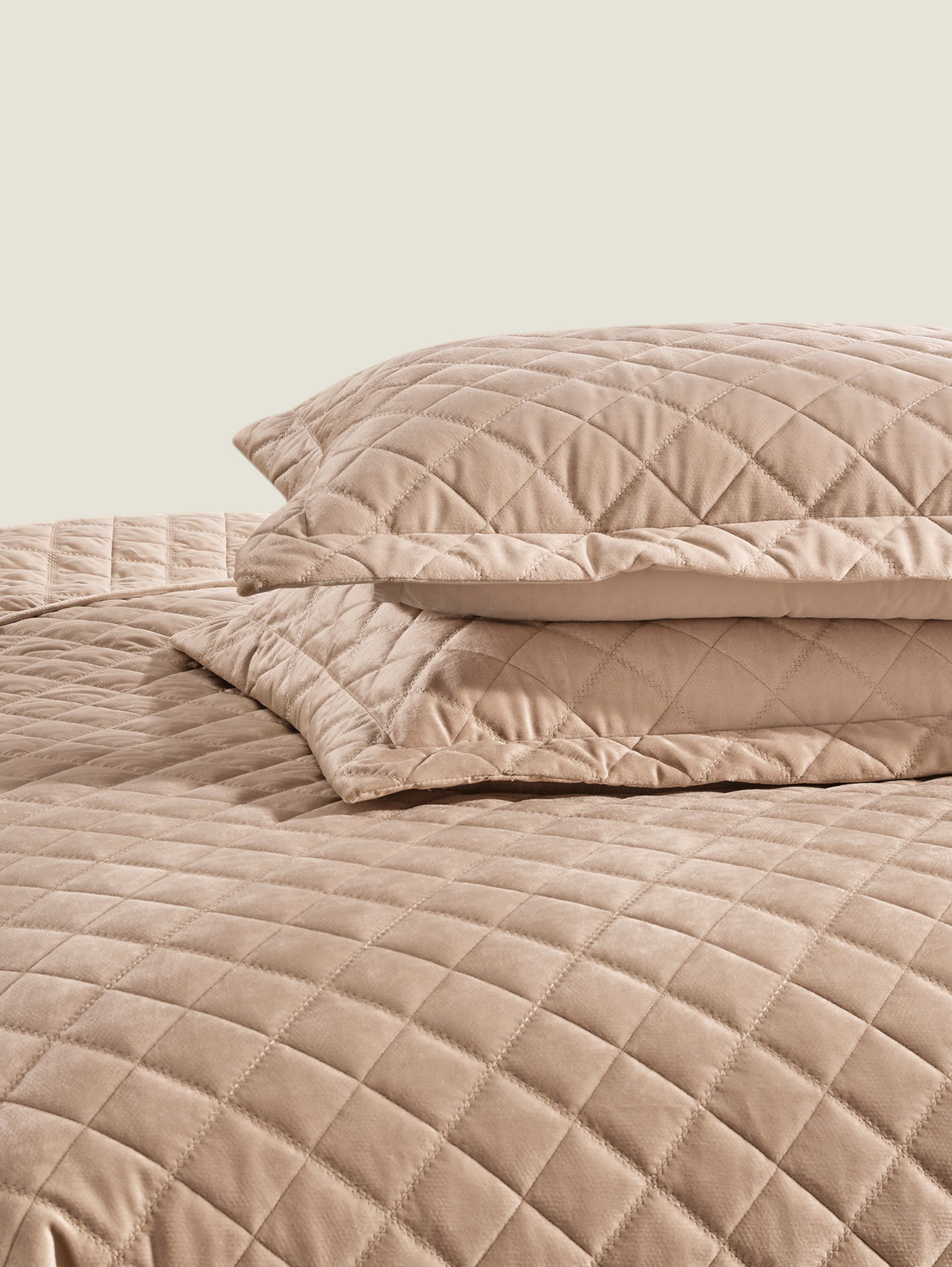 Lindsey 3-Piece Quilted Velvet Bedspread Set – Soft, Breathable & Lightweight