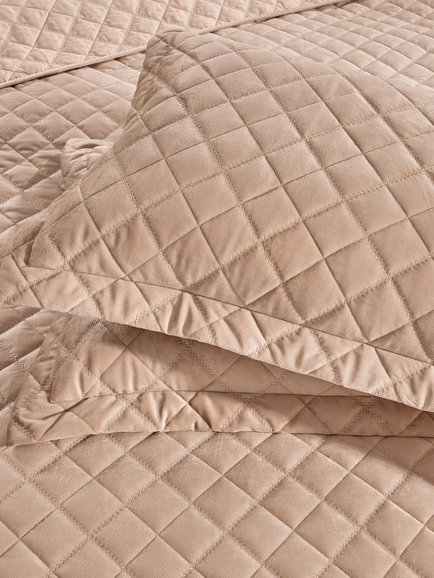 Lindsey 3-Piece Quilted Velvet Bedspread Set – Soft, Breathable & Lightweight