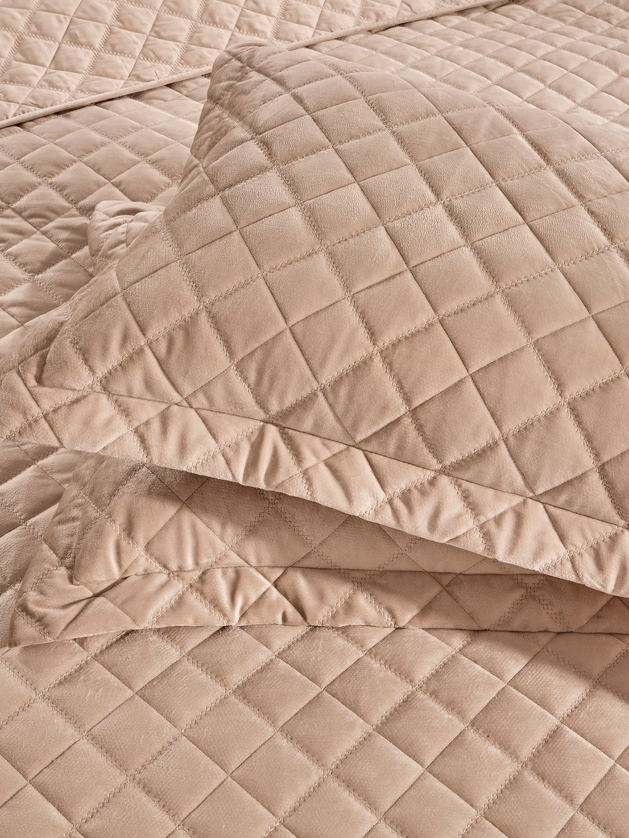 Lindsey 3-Piece Quilted Velvet Bedspread Set – Soft, Breathable & Lightweight