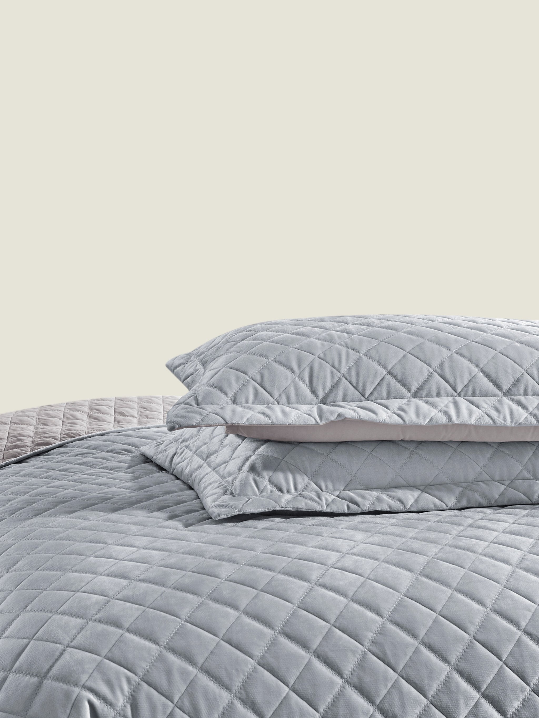 Lindsey 3-Piece Quilted Velvet Bedspread Set – Soft, Breathable & Lightweight