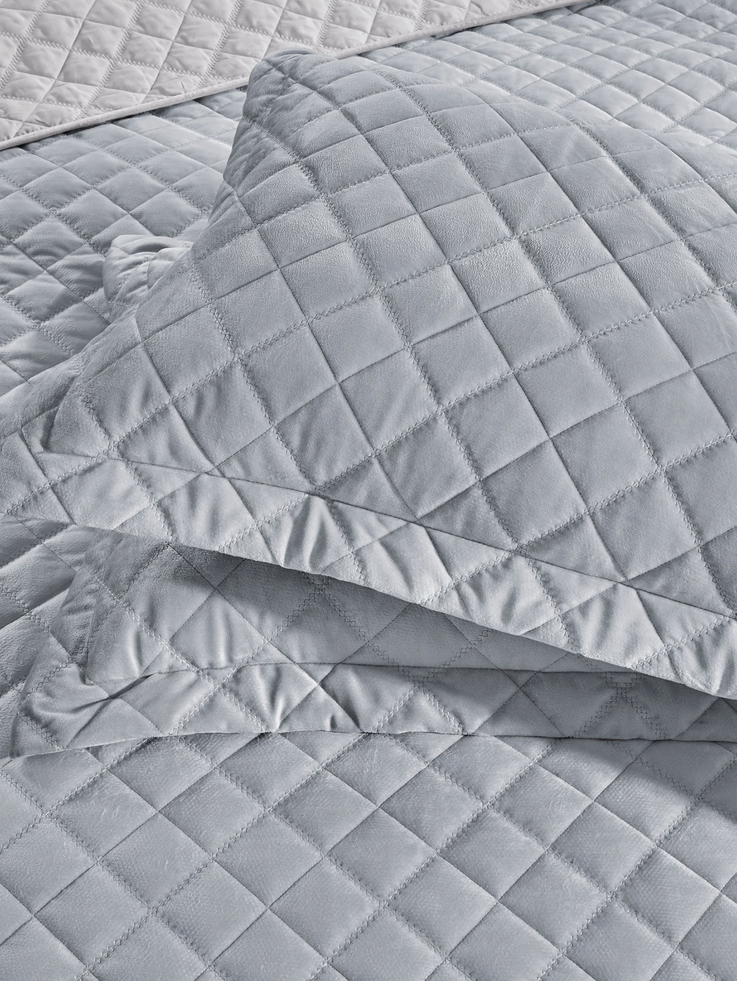 Lindsey 3-Piece Quilted Velvet Bedspread Set – Soft, Breathable & Lightweight