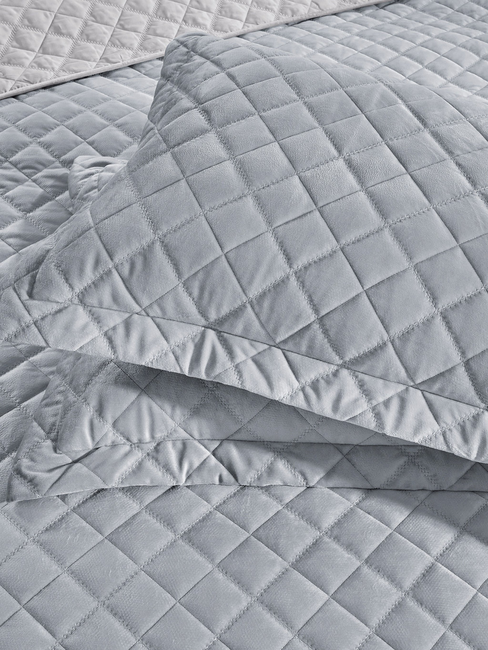 Lindsey 3-Piece Quilted Velvet Bedspread Set – Soft, Breathable & Lightweight